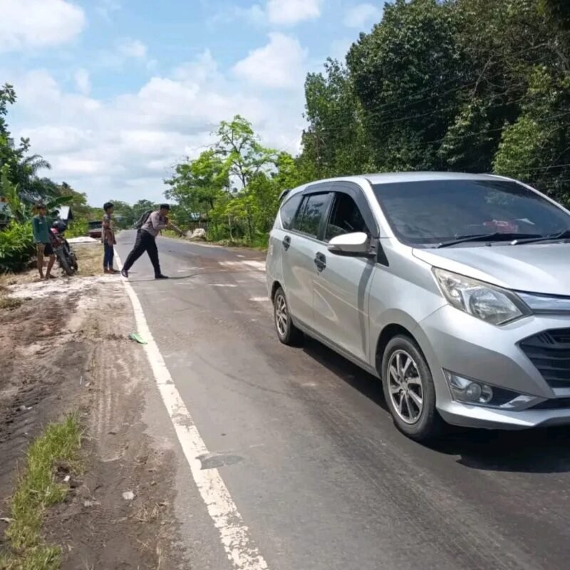 Tumpahan Solar dari Truk Bikin Jalan Licin, Polisi Jabiren Raya Sigap Cegah Kecelakaan di Trans Kalimantan
