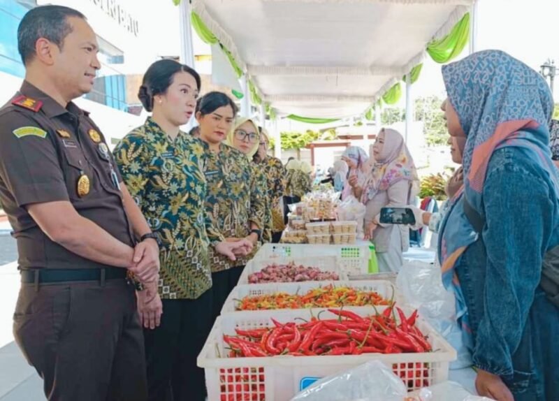 Foto ist: Kejari Batu Arya Wicaksana,S.H.,M.H. Beserta seluruh jajaran hadiri Pasar Sembako murah di jalan Kantor Kejaksaan Negeri Batu