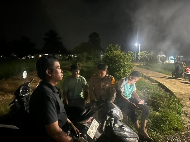 BHABINKAMTIBMAS POLSEK PANDIH BATU POLRES PULANG PISAU LAKUKAN PENGECEKAN POS KAMLING DI WILKUM POLSEK PANDIH BATU