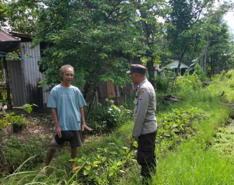 Personil Polsek Maliku melakukan Door to Door System, Menyampaikan Maklumat Kapolda Kalteng