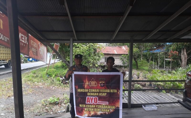 Cegah Karhutla, Personil Sat Binmas Polres Pulang Pisau memberikan himbauan dilarang membakar hutan dan lahan secara sembarangan kepada masyarakat