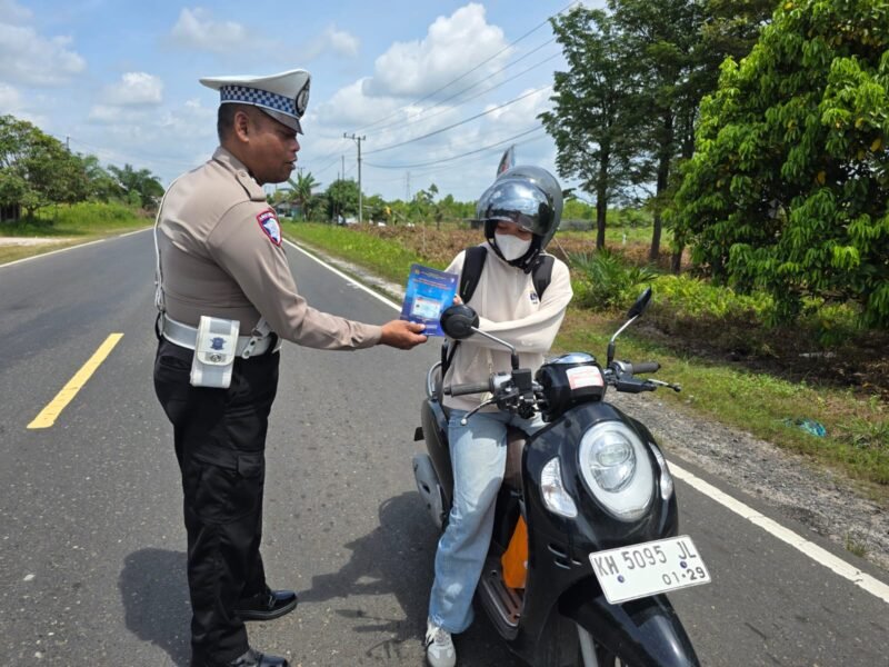 Bukan Surat Tilang, Satlantas Polres Pulang Pisau Bagikan Brosur Kamseltibcarlantas ke Pengendara
