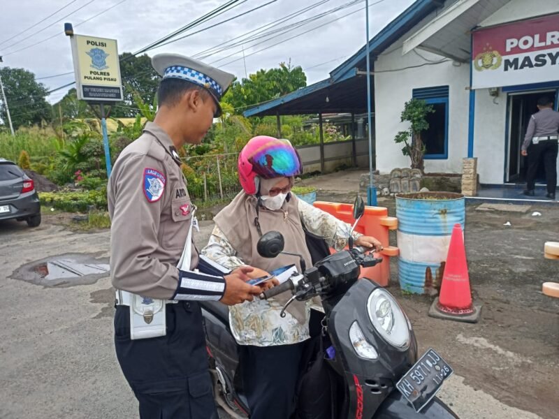 Himbauan Keselamatan Berlalu Lintas, Polres Pulang Pisau Berikan Brosur dan Stiker