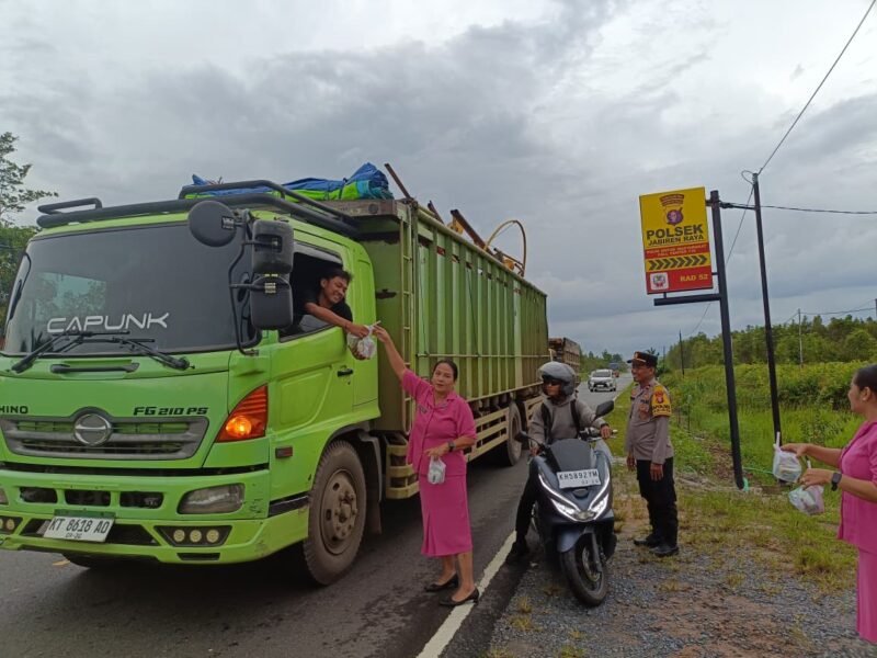 Ramadan Penuh Kepedulian, Polsek Jabiren Raya dan Bhayangkari Bagikan Takjil Gratis