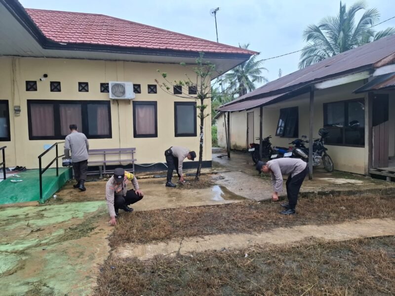 Polsek Kahayan Kuala melaksanakan giat Korve lingkungan terkait program Gerakan ASRI (Aman, Sehat, Resik dan Indah)