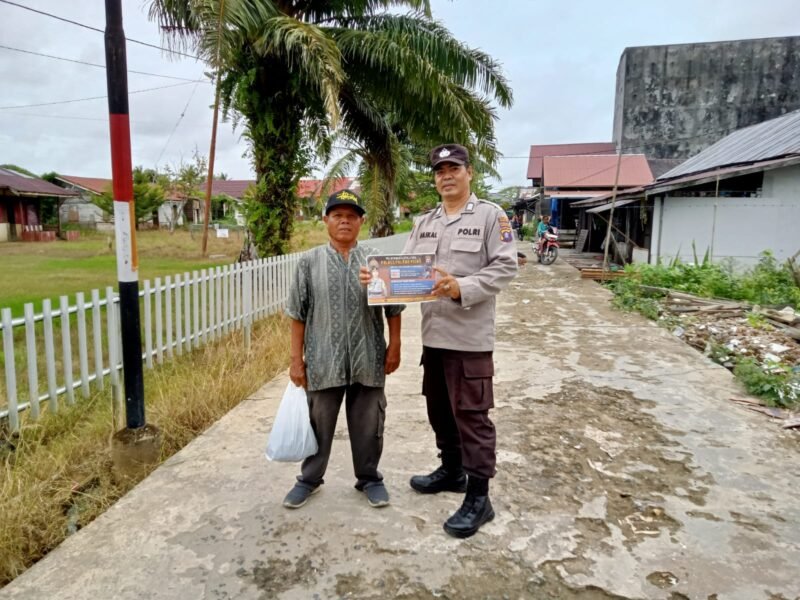Personel Polsek Kahayan Kuala mensosialisasikan layanan aduan Calcenter 110 guna meminimalisir angka kejahatan dan juga memudahkan masyarakat dalam penyampaian pengaduan