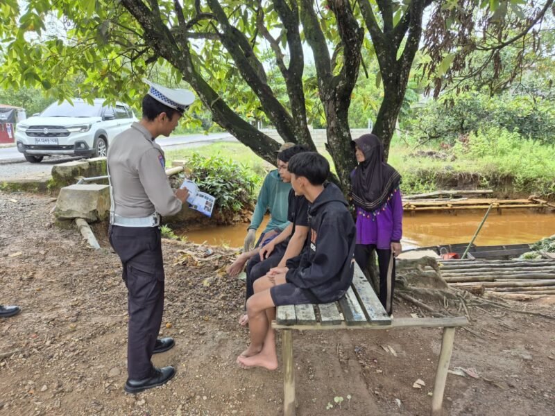 Satlantas Polres Pulang Pisau Dekatkan Diri ke Masyarakat Lewat Aksi ‘Polantas Menyapa’