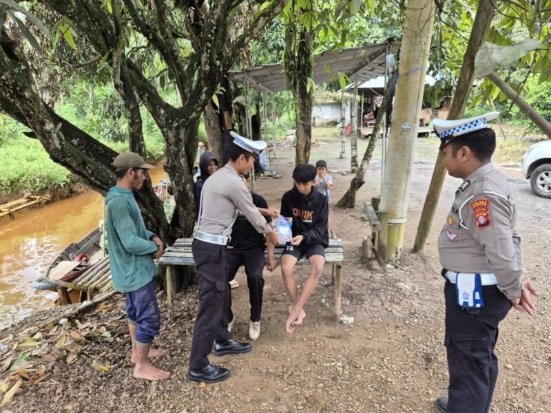 Himbauan Keselamatan Berlalu Lintas, Polres Pulang Pisau Berikan Brosur dan Stiker