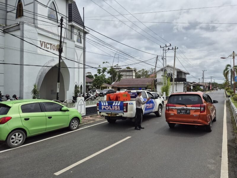Satlantas Polres Pulang Pisau Pastikan Keamanan Ibadah Melalui Pengaturan Lalu Lintas di Gereja Victoria