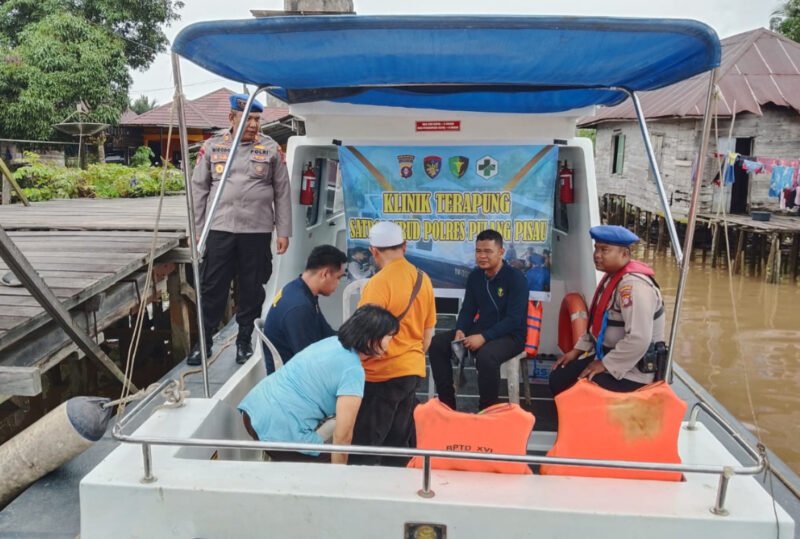 Peduli Kesehatan Masyarakat Sungai, Satpolairud Polres Pulang Pisau Hadirkan Klinik Terapung