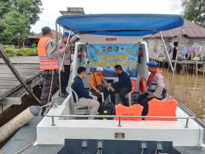 Mudahkan Akses Kesehatan, Klinik Apung Satpolairud Sambangi Kelurahan Pulang Pisau