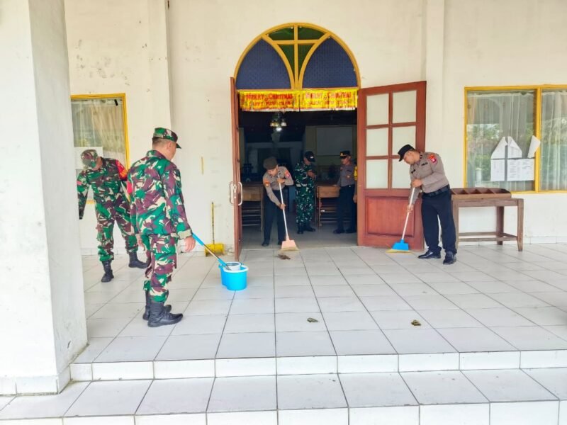 Instruksi Presiden Ditindaklanjuti, Polsek Banama Tingang Gelar Kerja Bakti Bersihkan Rumah Ibadah