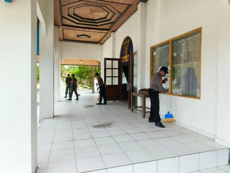 Pererat Sinergi dengan Masyarakat, Polsek Banama Tingang Bersihkan Tempat Ibadah
