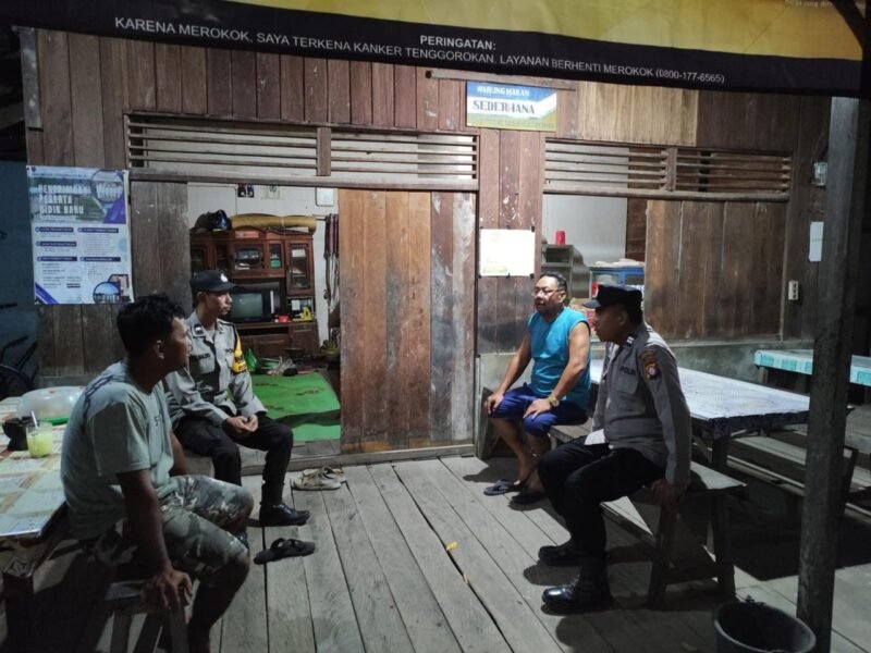 Bhabinkamtibmas sambang Pos Kamling dan memberikan himbauan kamtibmas petugas jaga.