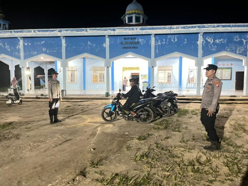 Beri Rasa Aman, Polsek Sebangau Kuala Pam Sholat Tarawih di masjid Al Mujahidin Desa Sebangau Permai.
