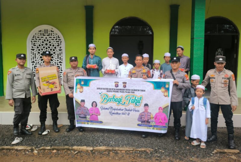 Berbagi Berkah Ramadhan, Bagops Polres Pulang Pisau Bagikan Takjil untuk Santri Ponpes An-Nuur