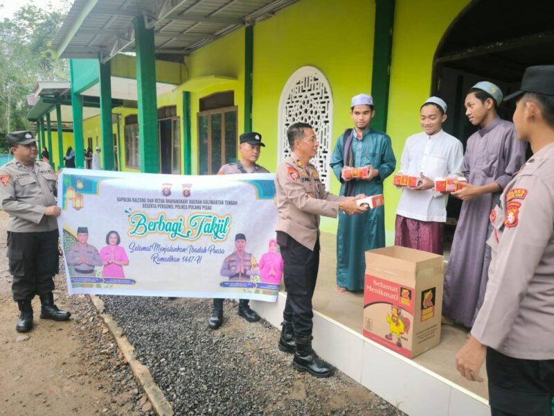 Menebar Berkah Ramadan, Polres Pulang Pisau Berbagi Takjil kepada Santri Ponpes