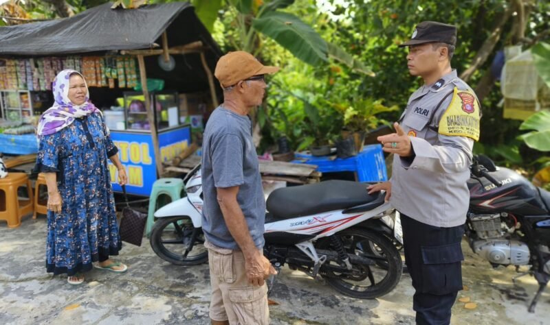 Personil Polsek Maliku melakukan Door to Door System, Menyampaikan Maklumat Kapolda Kalteng