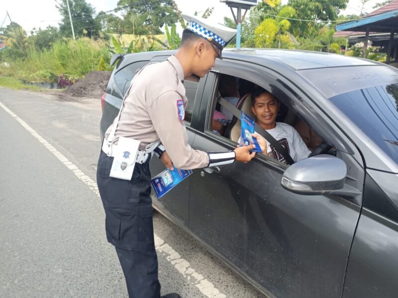 Satlantas Polres Pulang Pisau Bagikan Brosur Kamseltibcarlantas kepada Pengendara