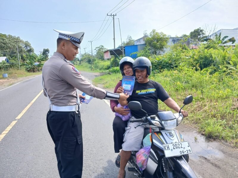Satlantas Polres Pulang Pisau Bagikan Brosur Kamseltibcarlantas kepada Pengendara Bentor