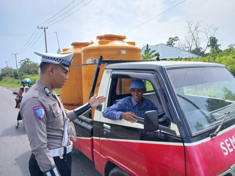 Unit Gatur Satlantas Polres Pulang Pisau Berikan Teguran Humanis kepada Pengemudi Roda Empat Pelanggar Lalu Lintas