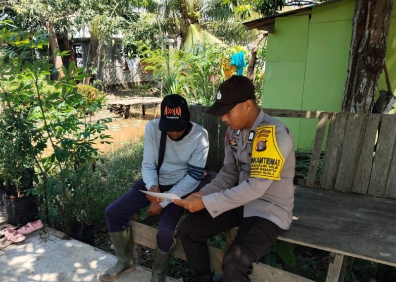 Personel Polsek Kahayan Kuala mensosialisasikan layanan aduan Calcenter 110 guna meminimalisir angka kejahatan dan juga memudahkan masyarakat dalam penyampaian pengaduan