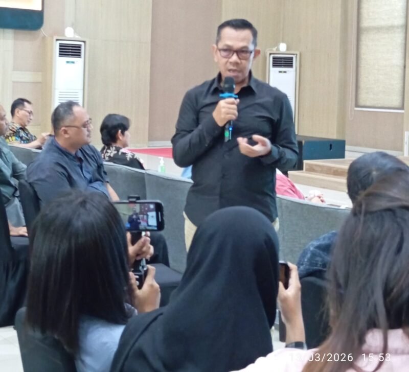 Foto ist: Walikota Batu Nurochman,SH,MH, berikan keterangan akselerasi JKN pada peserta sosialisasi di Graha Pancasila Pemkot Batu.