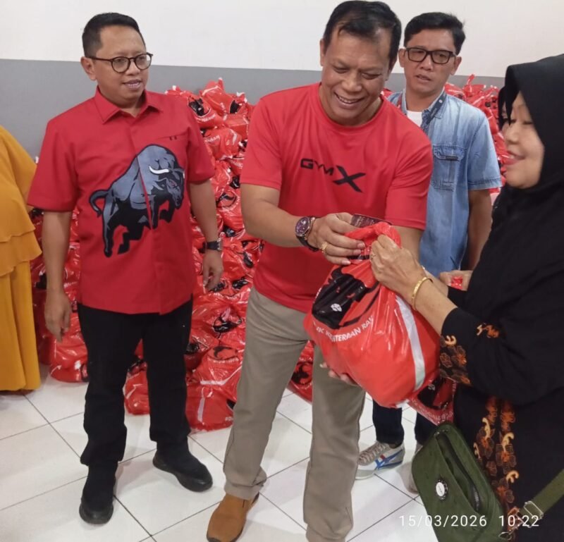 Foto ist : Ketua DPC PDI Perjuangan Batu Saifudin Zuhri,S.Hi di dampingi Sekretaris Kamim Tohari,S.Sos.