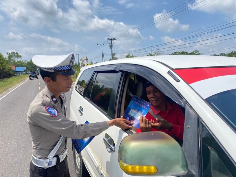 Satlantas Polres Pulang Pisau Gencarkan Edukasi Lewat Pembagian Brosur Kamseltibcarlantas