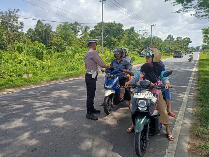 Himbauan Keselamatan Berlalu Lintas, Polres Pulang Pisau Berikan Brosur dan Stiker