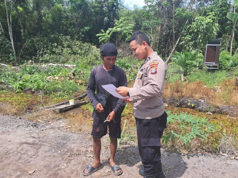 Cegah Karhutla, Personil Sat Binmas Polres Pulang Pisau memberikan himbauan dilarang membakar hutan dan lahan secara sembarangan kepada masyarakat