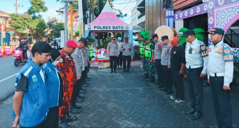 Foto ist: Polres Batu bersama seluruh Jajaran dan Dinas terkait beserta Ormas, kordinasi tugas antisipasi lonjakan kendaraan di Kota Batu.