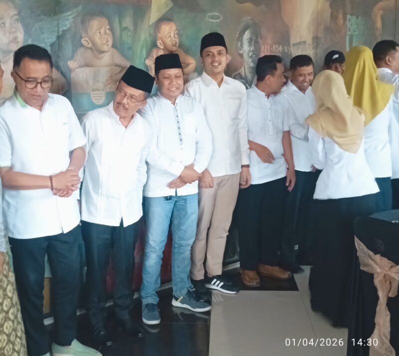 Foto ist: Sekretariatan DPRD Batu,Menggelar halal bihalal di Kantor DPRD Batu berjalan sukses dan penuh persodaraan.