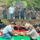 Foto ist: Perwakilan manajemen Distinasi Wisata Mikutopia turut hadir selamatan Sumber Darmi dan penanaman pohon.