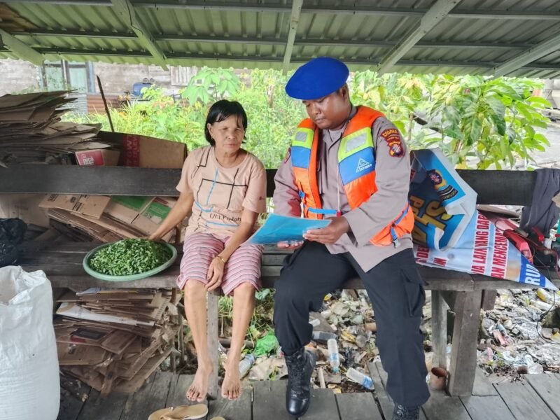 Cegah Karhutla dari Pesisir, Satpolairud Polres Pulang Pisau Sosialisasi Larangan Bakar Lahan lewat Patroli Dialogis
