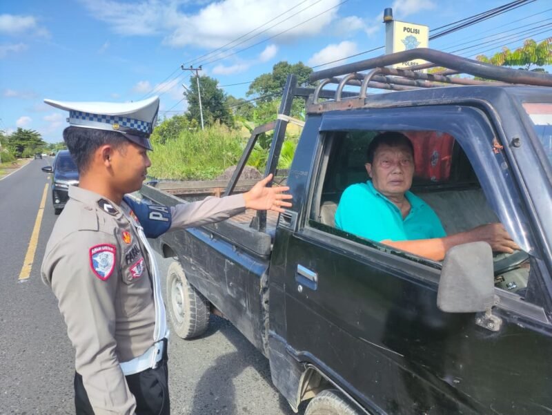 Satlantas Polres Pulang Pisau Bagikan Brosur Kamseltibcarlantas, Tekan Angka Kecelakaan di Jalan