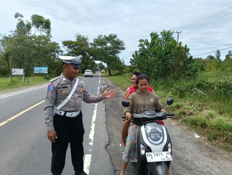 Satlantas Pulang Pisau Tegur Humanis Remaja Tanpa Helm di Jalan Raya