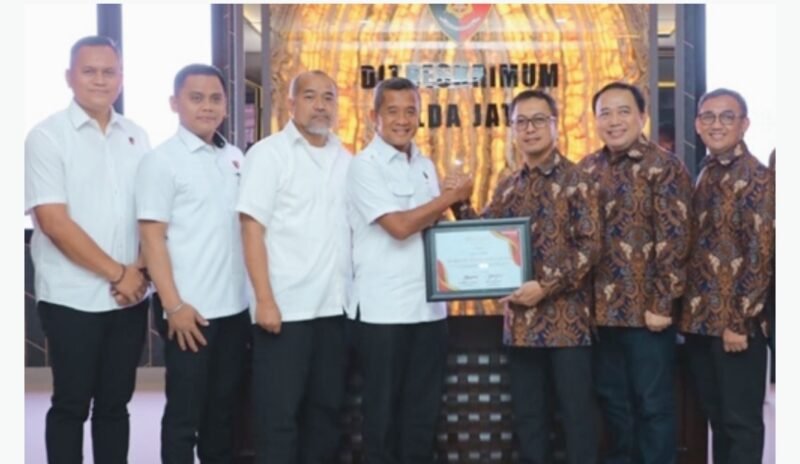 Foto ist: Satreskrim Polres Batu dan Dirkrimum Polda Jatim menerima Reward dari PT.Telkomsel.