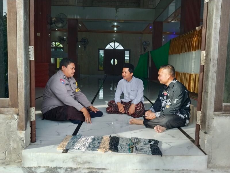 Perkuat Silaturahmi, Bhabinkamtibmas Polsek Kahayan Hilir Sambangi Tokoh Agama di Desa Mantaren II