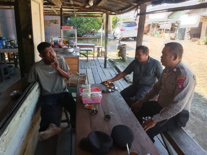 Dekati Warga Sambil Ngopi, Personel Polsek Sebakul Gencarkan Dialog Kamtibmas Lewat ‘Cooling System’