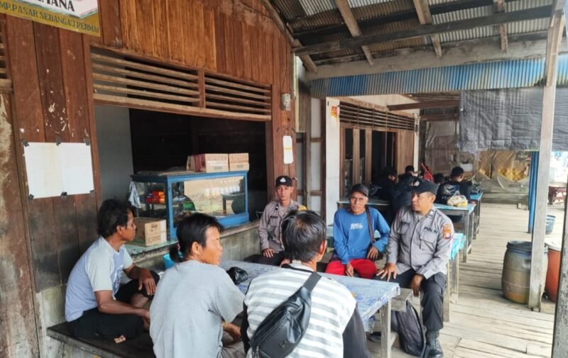 Jaga Kamtibmas Tetap Kondusif, Polsek Sebangau Kuala Gelar Cooling System Door to Door di Desa Sebangau Permai