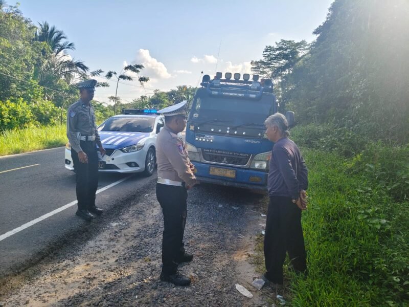 Cegah Kecelakaan Akibat Mengantuk, Satlantas Polres Pulang Pisau Tegur Sopir Truk di Jl. Trans Kalimantan