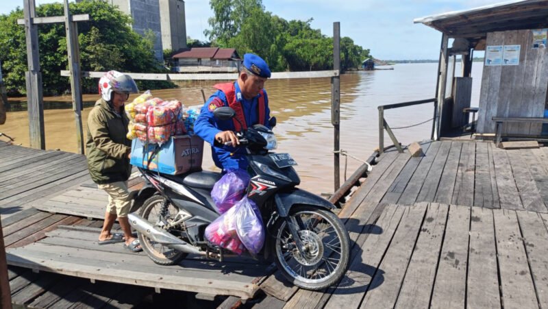 Satpolairud Polres Pulpis Sigap Bantu Pemotor Muatan Berlebih di Dermaga Fery, Pastikan Kamtibmas Kondusif