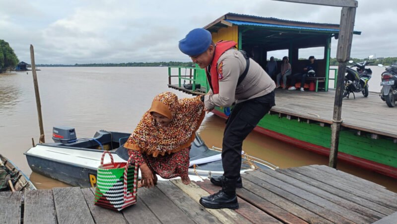 Wujud Nyata Polri Presisi: Personel Satpolairud Polres Pulang Pisau Sigap Bantu Warga di Dermaga Ferry