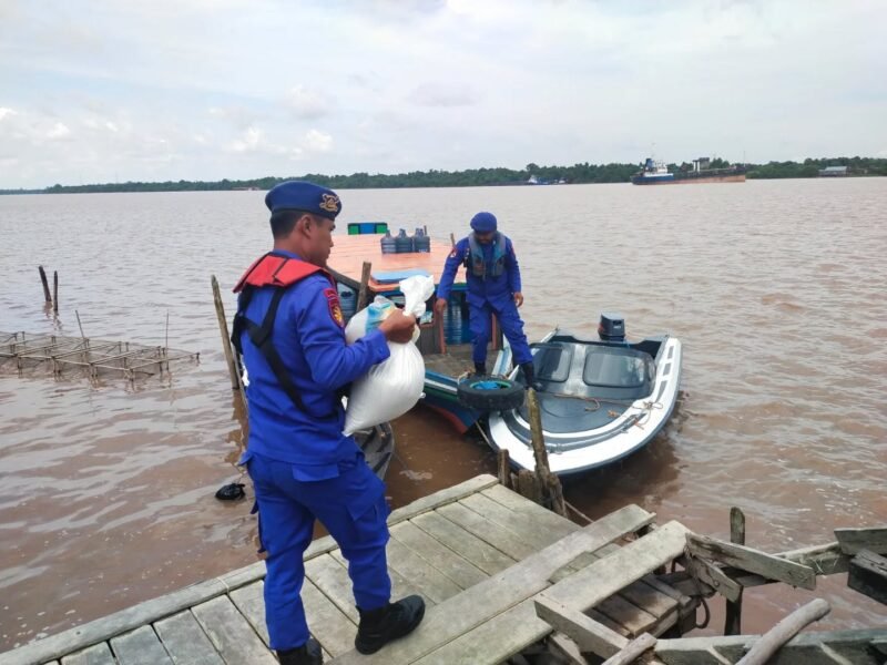 Polri Untuk Masyarakat, Personel Satpolairud Polres Pulang Pisau Bantu Warga Angkut Barang ke Kelotok