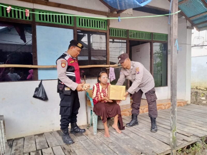 Wujud Kepedulian Polri, Polsek Kahayan Kuala Salurkan Paket Sembako untuk Warga Bahaur Hilir