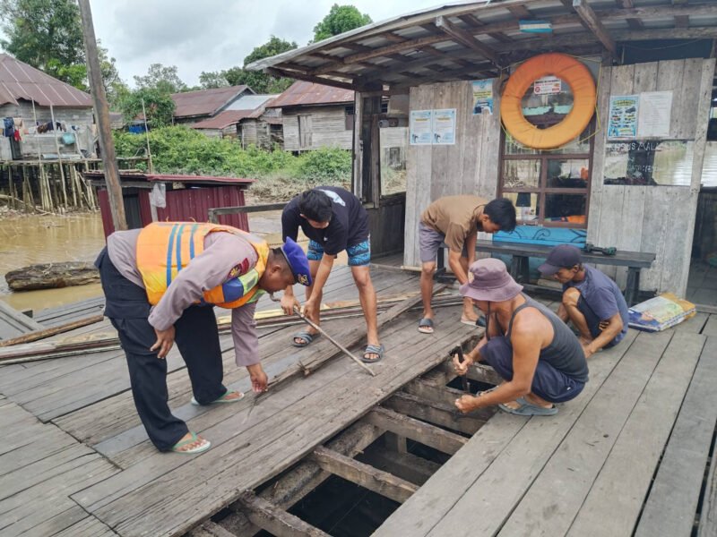 Cegah Kecelakaan Air, Satpolairud Polres Pulang Pisau Bantu Perbaiki Lantai Kapal Fery yang Lapuk