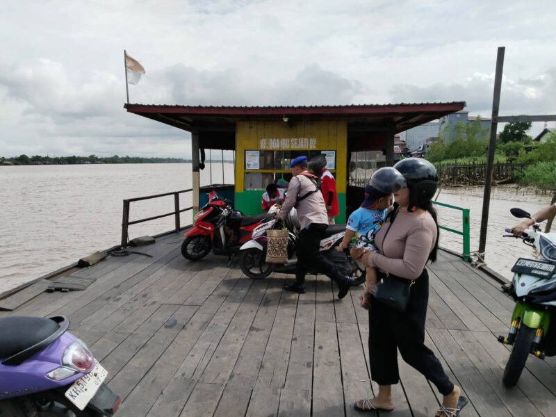 Wujudkan Pelayanan Prima, Personel Satpolairud Polres Pulang Pisau Bantu Warga Seberangkan Motor ke Kapal Ferry