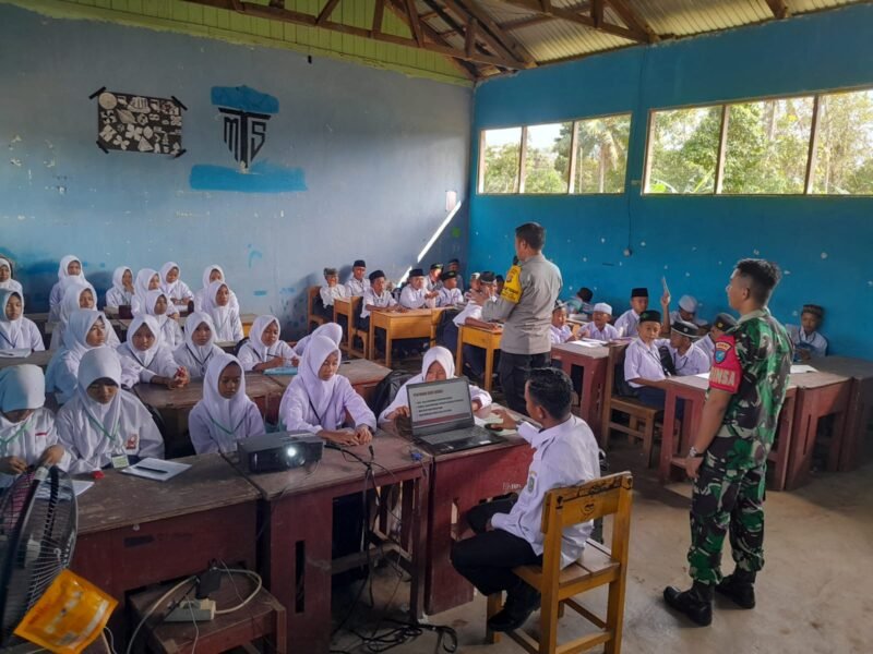 Jaga Kondusifitas Wilayah, Polsek Pandih Batu Sambangi MTS Al Khairiyah Berikan Edukasi 'Cooling System'