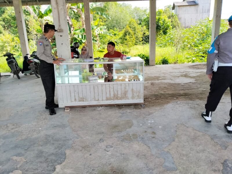 Jaga Kenyamanan Jual Beli, Polsek Pandih Batu Gelar Patroli Dialogis di Pasar Pangkoh Hulu